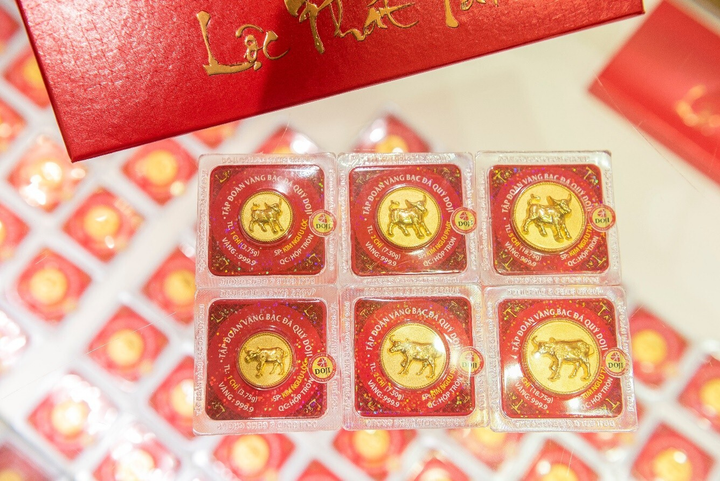 Giá vàng trong nước tăng không ngừng, vượt xa 63 triệu đồng/lượng - 1