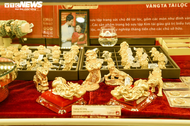 Khách đội mưa mua bán vàng, phố Hà Nội náo nhiệt sau nhiều ngày u ám - 8