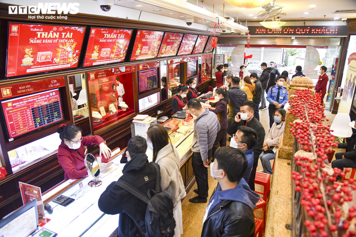 Khách đội mưa mua bán vàng, phố Hà Nội náo nhiệt sau nhiều ngày u ám - 2