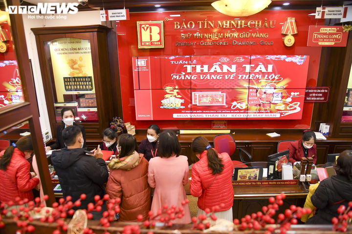 Khách đội mưa mua bán vàng, phố Hà Nội náo nhiệt sau nhiều ngày u ám - 3