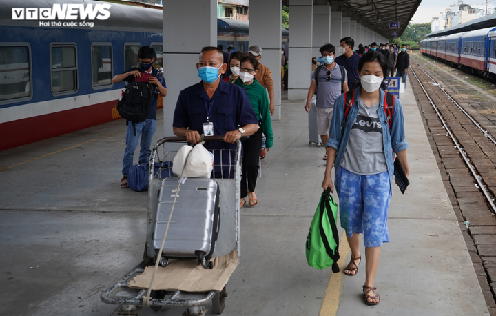 Ảnh: Ga Sài Gòn nhộn nhịp người dân trở lại thành phố sau Tết - 8