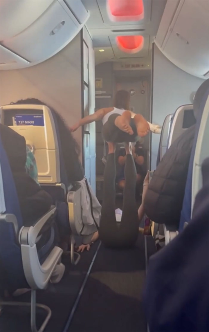 Tròn mắt nhìn đủ trò kỳ quặc hành khách làm trên máy báy, bó tay với ảnh cuối - 9