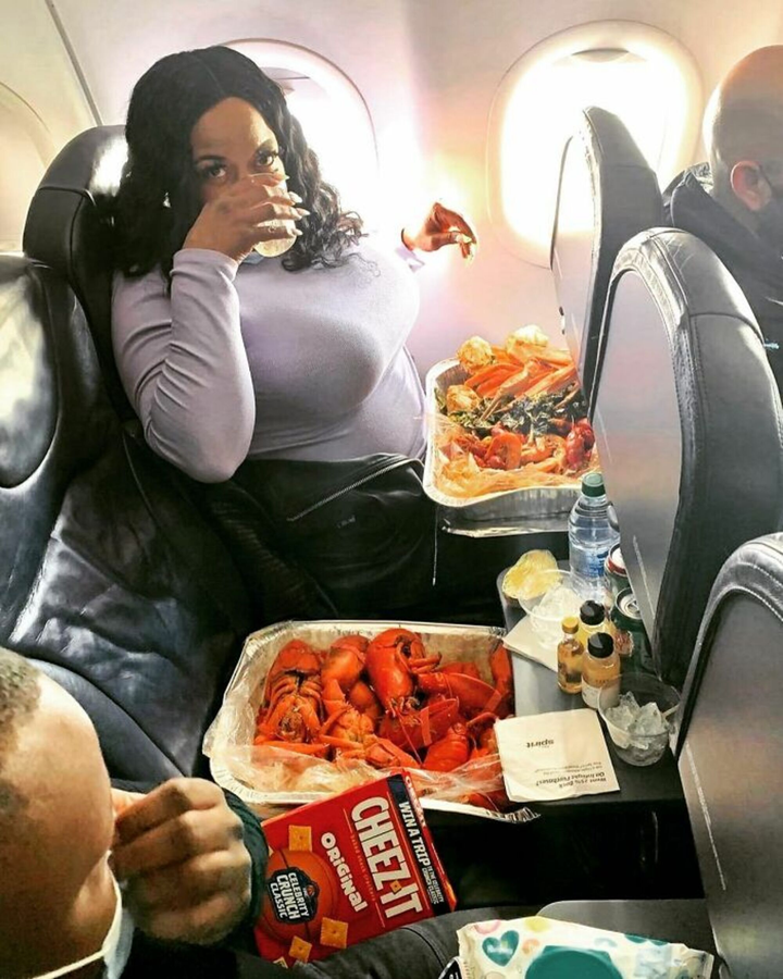 Tròn mắt nhìn đủ trò kỳ quặc hành khách làm trên máy báy, bó tay với ảnh cuối - 3