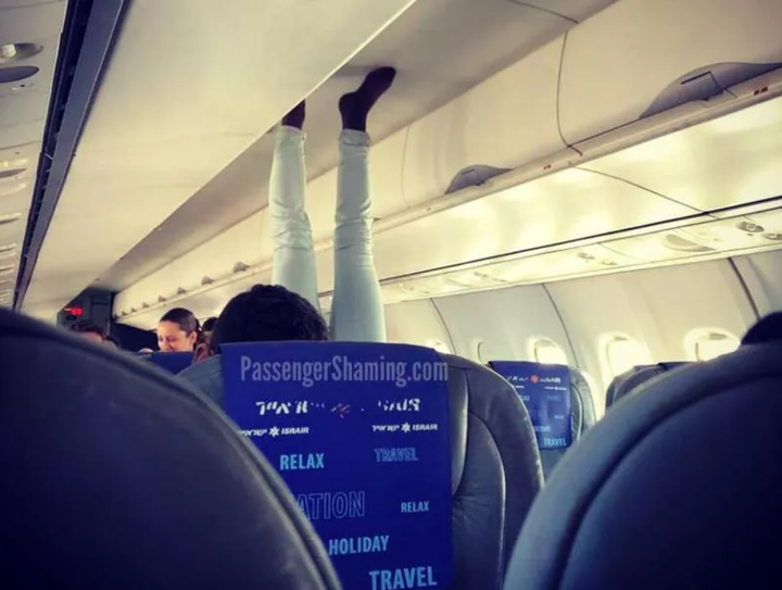 Tròn mắt nhìn đủ trò kỳ quặc hành khách làm trên máy báy, bó tay với ảnh cuối - 7