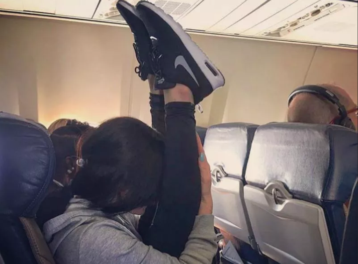 Tròn mắt nhìn đủ trò kỳ quặc hành khách làm trên máy báy, bó tay với ảnh cuối - 8