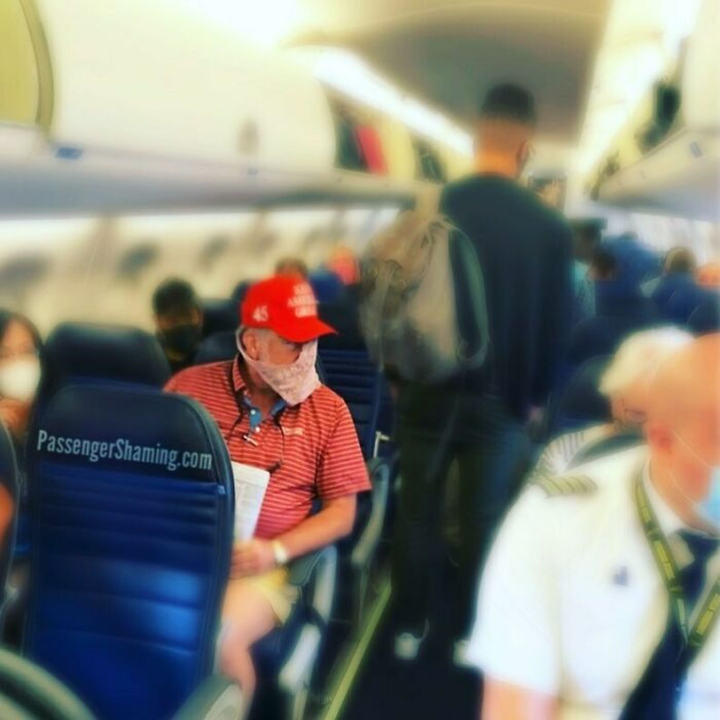 Tròn mắt nhìn đủ trò kỳ quặc hành khách làm trên máy báy, bó tay với ảnh cuối - 10