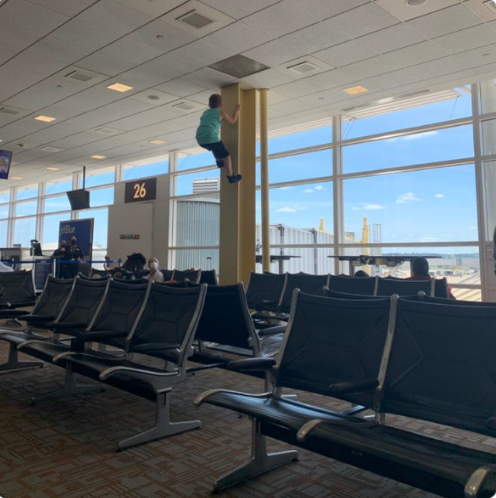 Tròn mắt nhìn đủ trò kỳ quặc hành khách làm trên máy báy, bó tay với ảnh cuối - 1