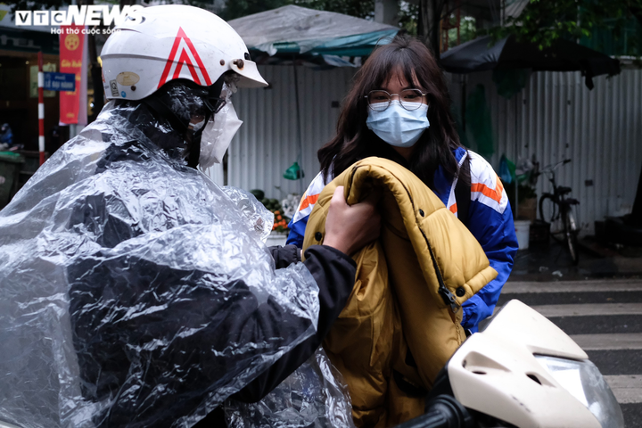 Ảnh: Học sinh đội mưa đến trường từ sớm sau thời gian dài ở nhà - 1