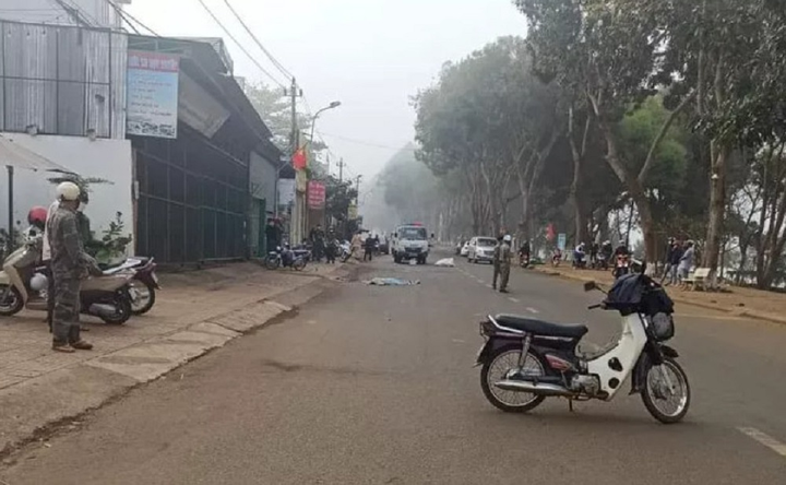 Đắp chăn nằm giữa đường, người đàn ông ở Đắk Nông bị taxi tông thiệt mạng - 1