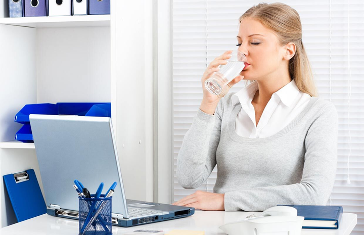 6 trường hợp không nên uống nhiều nước, không tốt cho sức khỏe còn 'nuôi bệnh' - 2