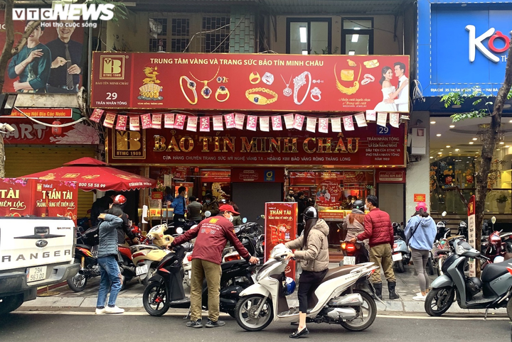 Khách đội mưa mua bán vàng, phố Hà Nội náo nhiệt sau nhiều ngày u ám - 1