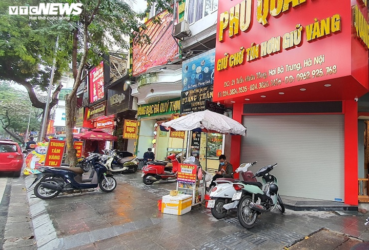 Khách đội mưa mua bán vàng, phố Hà Nội náo nhiệt sau nhiều ngày u ám - 11