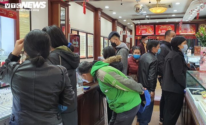 Khách đội mưa mua bán vàng, phố Hà Nội náo nhiệt sau nhiều ngày u ám - 7