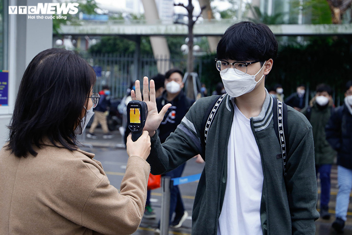 Ảnh: Học sinh đội mưa đến trường từ sớm sau thời gian dài ở nhà - 9