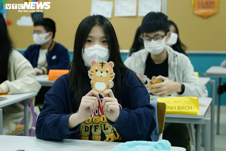 Ảnh: Học sinh đội mưa đến trường từ sớm sau thời gian dài ở nhà - 10