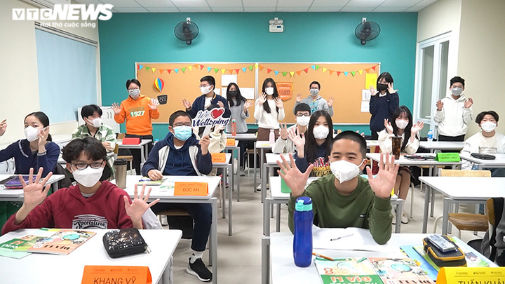 Ảnh: Học sinh đội mưa đến trường từ sớm sau thời gian dài ở nhà - 11