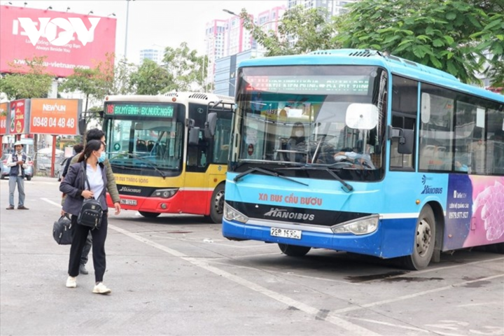 Hôm nay, xe buýt Hà Nội hoạt động 100% công suất - 1