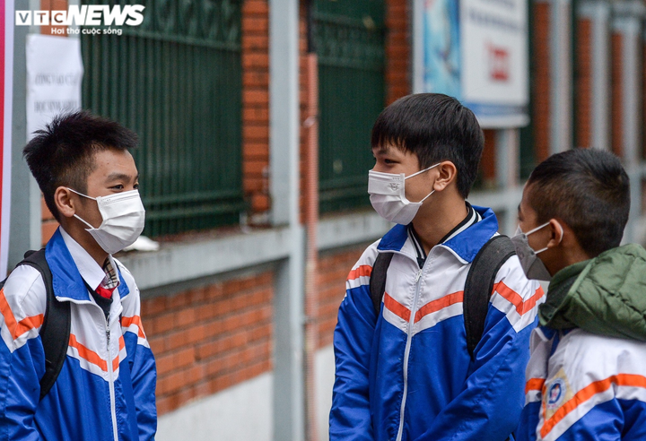 Học sinh Hà Nội đến trường sau hơn 9 tháng ở nhà - 1