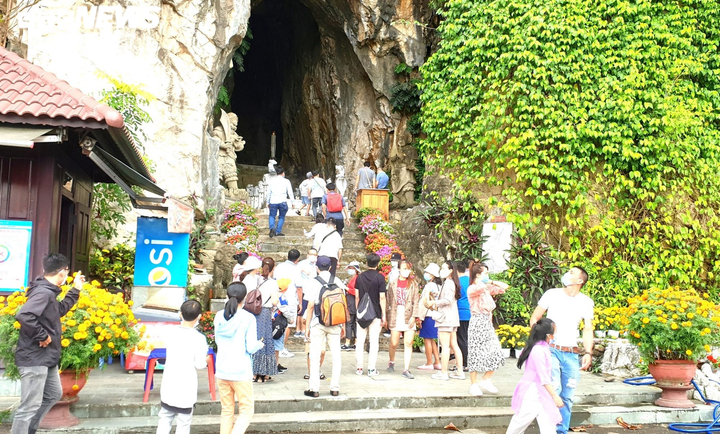 Du khách nườm nượp đổ về miền Trung, ngành du lịch bội thu dịp Tết - 1