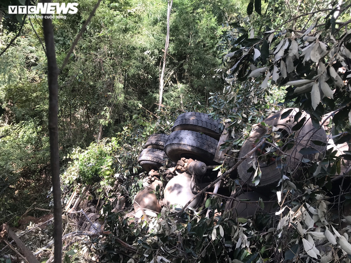 Nạn nhân thoát chết hoảng loạn kể thời khắc xe tải lao xuống vực sâu 70 mét - 2