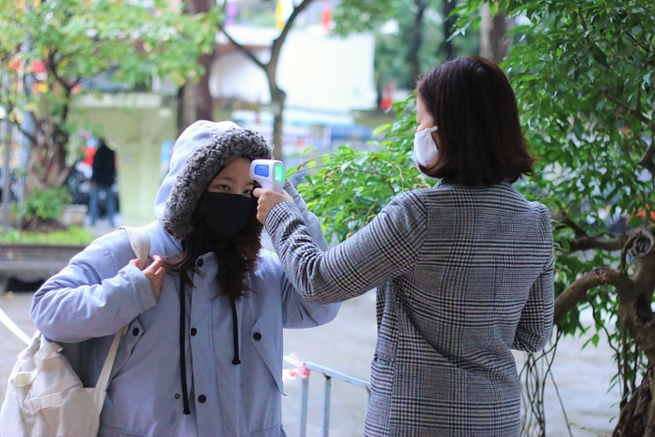 Học sinh Hà Nội làm quen cảnh 'vừa đến trường, lớp báo có F0' - 1