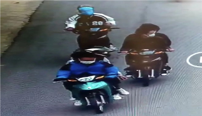 Thanh niên 17 tuổi lái xe tông người phụ nữ trọng thương rồi bỏ chạy - 1