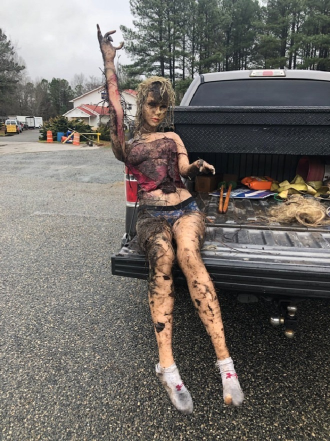 Phát hiện ‘thi thể’ ở bụi cây, hội bạn tá hỏa báo án thì lòi ra sự thật hỡi ôi - 2