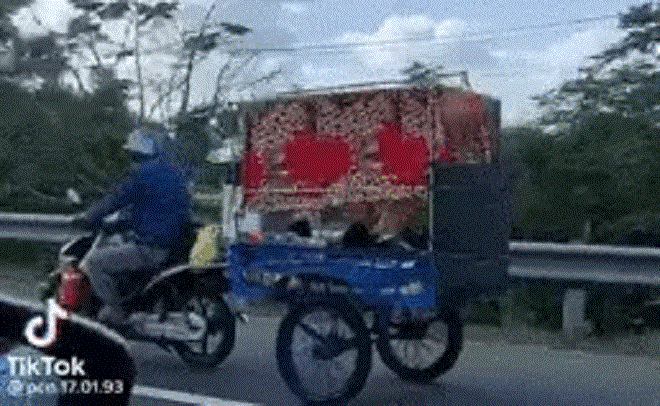 'Xe giường nằm’ tự chế của ông bố chở vợ con trở lại thành phố gây xôn xao - 1