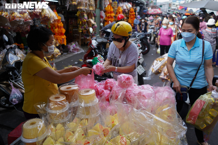 Ảnh: Phố bán đồ cúng ở TP.HCM đông khách trước ngày vía Thần Tài - 11
