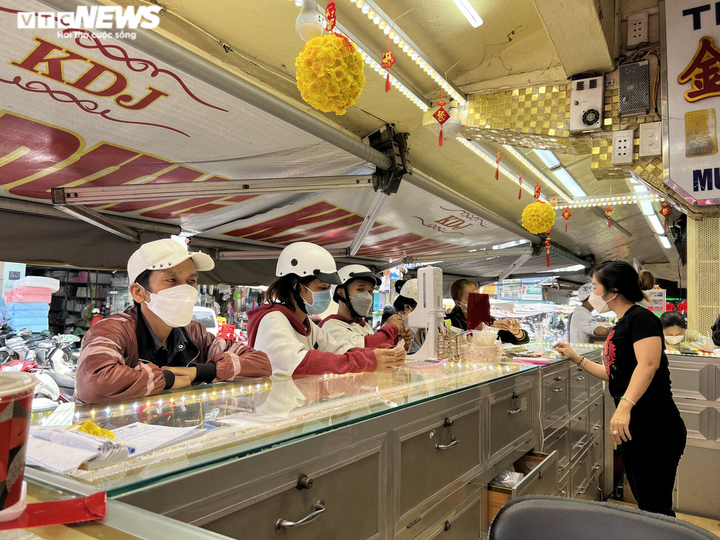 Ảnh: Nhiều người ở TP.HCM tranh thủ đi mua vàng trước ngày vía Thần Tài - 2