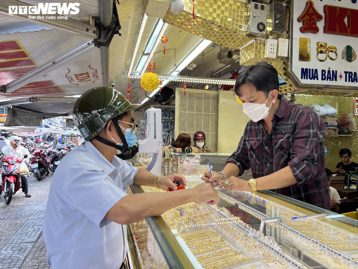 Ảnh: Nhiều người ở TP.HCM tranh thủ đi mua vàng trước ngày vía Thần Tài - 10