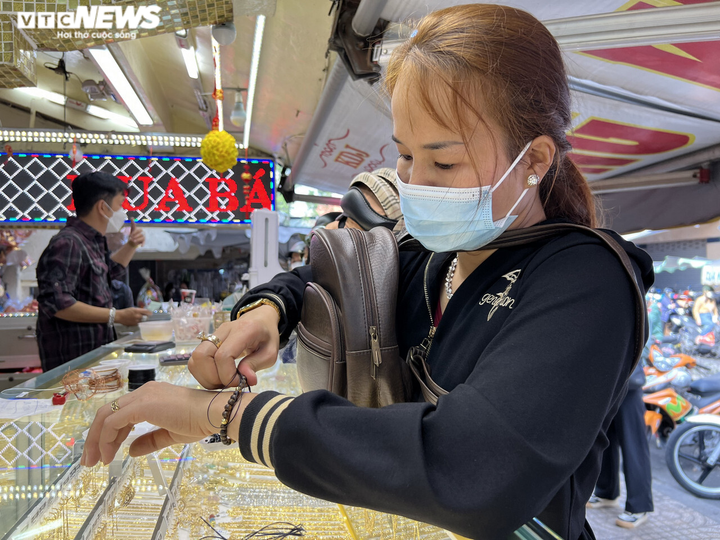 Ảnh: Nhiều người ở TP.HCM tranh thủ đi mua vàng trước ngày vía Thần Tài - 12