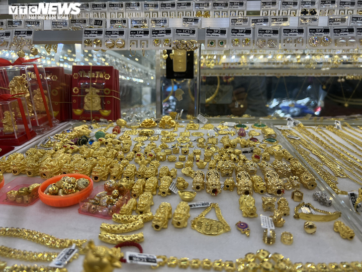 Ảnh: Nhiều người ở TP.HCM tranh thủ đi mua vàng trước ngày vía Thần Tài - 5