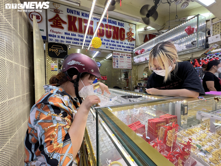 Ảnh: Nhiều người ở TP.HCM tranh thủ đi mua vàng trước ngày vía Thần Tài - 13