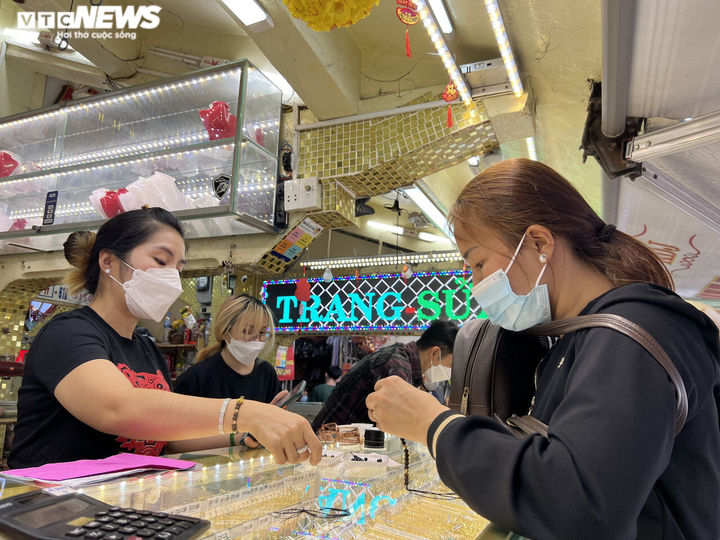 Ảnh: Nhiều người ở TP.HCM tranh thủ đi mua vàng trước ngày vía Thần Tài - 11