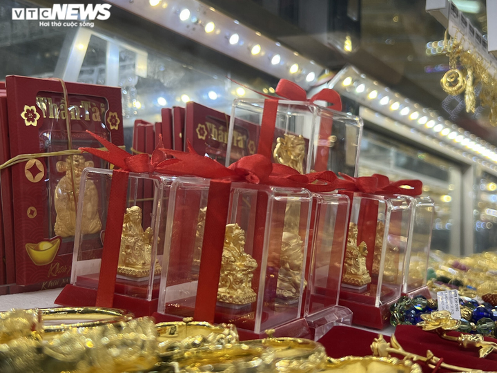 Ảnh: Nhiều người ở TP.HCM tranh thủ đi mua vàng trước ngày vía Thần Tài - 6