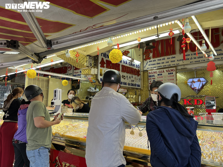 Ảnh: Nhiều người ở TP.HCM tranh thủ đi mua vàng trước ngày vía Thần Tài - 9