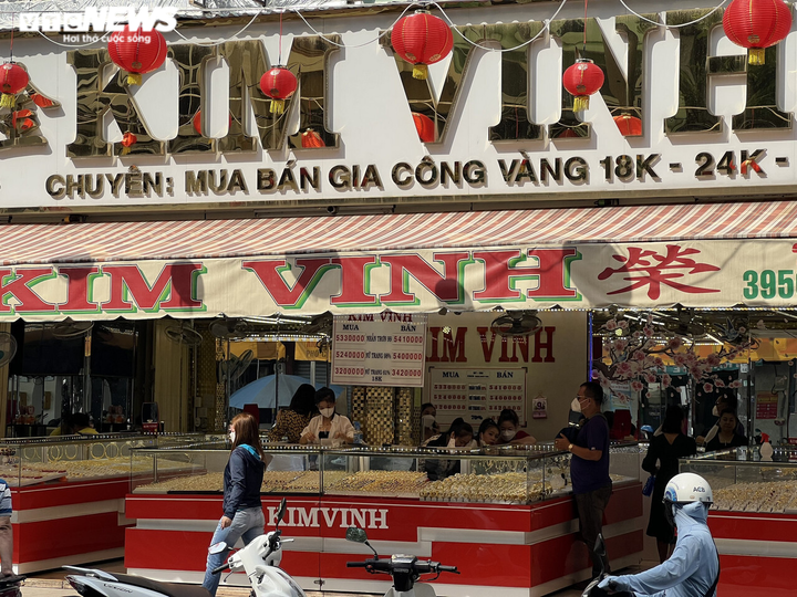 Ảnh: Nhiều người ở TP.HCM tranh thủ đi mua vàng trước ngày vía Thần Tài - 1