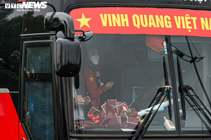 Đội tuyển bóng đá nữ Việt Nam mang vé World Cup về nước - 2