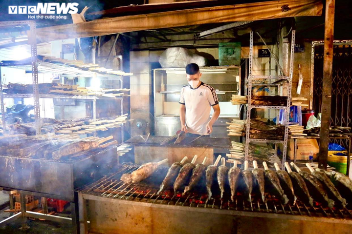 Một quán ăn ở TP.HCM xuyên đêm nướng 4.800 con cá lóc để bán ngày vía Thần Tài - 4