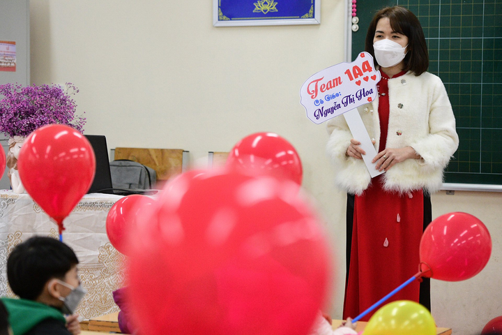Học sinh lớp 1 ở Hà Nội lần đầu đến trường, gặp thầy cô, bạn bè - 9