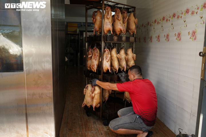 Ảnh: Khách chen chân chờ mua thịt quay cúng Thần Tài - 9