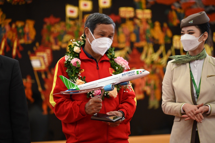 Đội tuyển bóng đá nữ Việt Nam mang vé World Cup về nước - 1