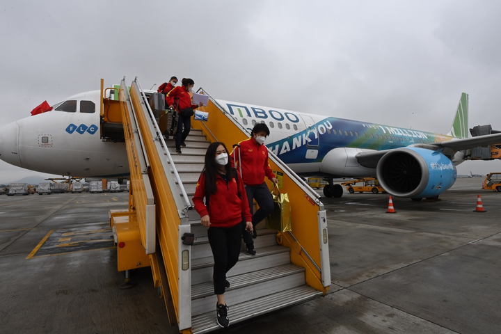 Tuyển nữ Việt Nam mang tấm vé dự World Cup trở về bằng chuyên cơ 5 sao - 3