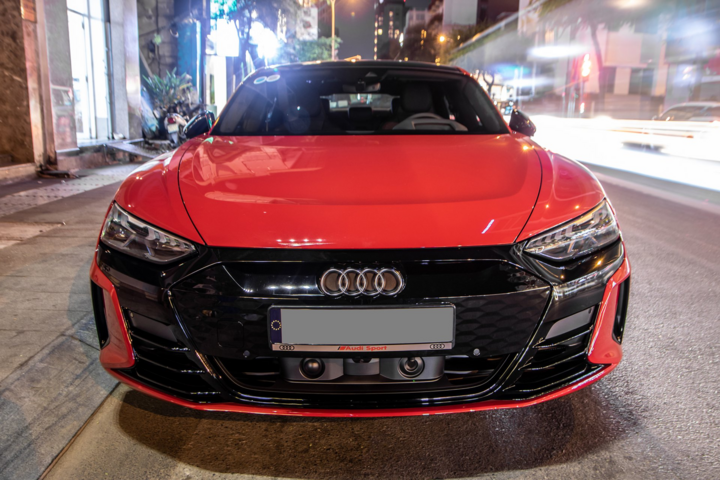 Cận cảnh Audi e-tron GT đầu tiên về Việt Nam - 4