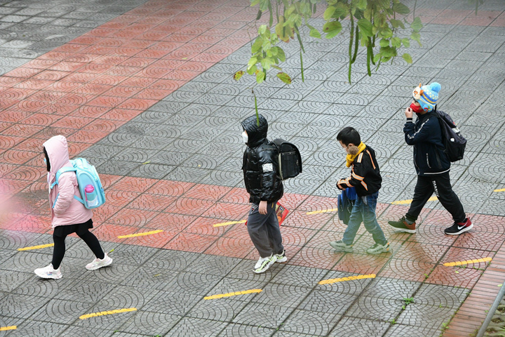 Học sinh lớp 1 ở Hà Nội lần đầu đến trường, gặp thầy cô, bạn bè - 4