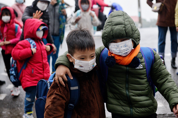 Học sinh lớp 1 ở Hà Nội lần đầu đến trường, gặp thầy cô, bạn bè - 3