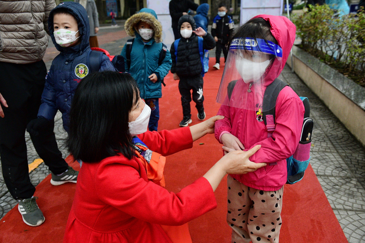 Học sinh lớp 1 ở Hà Nội lần đầu đến trường, gặp thầy cô, bạn bè - 7