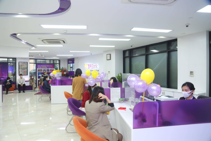 Nhiều bạn trẻ mua vàng chiêu lộc ngày Thần Tài - 1