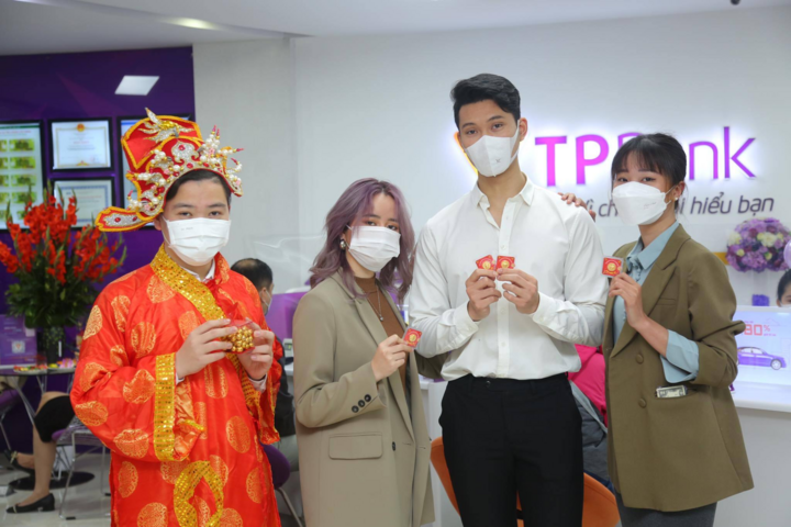 Nhiều bạn trẻ mua vàng chiêu lộc ngày Thần Tài - 2